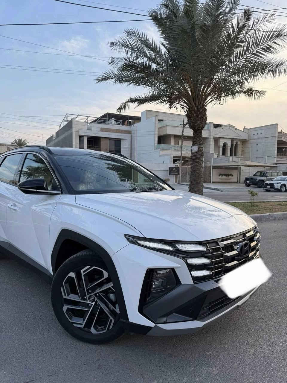 هونداي توسان 2025 - (توكلر) بحالة الزيرو
ا (ماشية 6000) - 

فول مواصفات

• المحرك: 2.0 لتر 

• المقصورة: داخلية مميزة باللون الأبيض الملكي بحالة الوكالة.

• التكنولوجيا: شاشة "سينما" متصلة (أحدث إصدار)، كاميرا دوارة (تتبع

حركة المقود).

• المقاعد: تحكم كهربائي بالكامل مع ميزة تبريد المقاعد.

• الراحة: بردات خلفية بلاد (للأبواب)، جنطة (صندوق خلفي) كهرباء.

® الأنظمة والتحكم:

• التشغيل: بصمة تشغيل + تشغيل عن بعد.

• القيادة: 4 أنظمة قيادة (Drive Mode) لتناسب كافة الطرق.

• التحكم: هاند بريك كهربائي + نظام أوتو هولد (Auto Hold) .

• الحساسات: نظام تحسس أمامي وخلفي متكامل.

• العجلات: ويل كب حجم 19

السعر:242 وبيه مجال 

الموقع: بابل -شارع 80 .

ما للاتصال والاستفسار : *********** /// ***********
