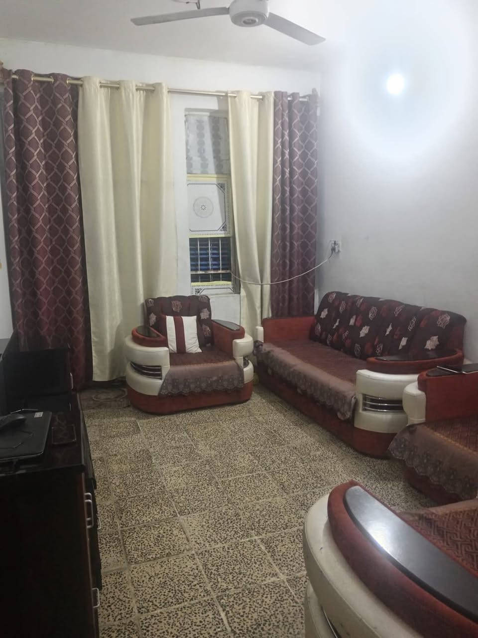 السلام عليكم بيت للبيع ١٠٠متر واجهه 6  والنزال١٨ يحتوي على غرفه نوم واستقبال وصاله ومطبخ وصحيات العنوان بغداد بوب الشام قرب القوس منطقه اسمها أسوار بغداد زراعي سند١١٧ السعر ٤٠ وبيه مجال خدمات كامله ماء وكهرباء ومجاري اعيد النشر بسبب الوعود الكاذبه للاستفسار الاتصال على الرقم ***********
