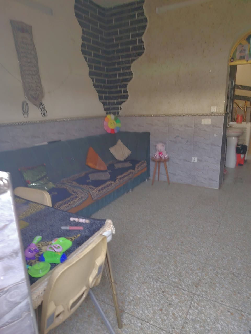 مشتمل ارضي للبيع مكان مميز الرسالة الثانية مساحته ٦٣ يحتوي عل غرفتين وصالة ومطبخ وخدمات فوك وتحت ومنور وترك وطرمة صغيرة واجهة ٣ونص في ١٨في السعر ١٣٥ الاستفسار ***********او *********** لايوجد رد عالماسنجر. الشراي يجي يشوف
