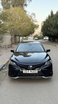 كامري 2023 هايبرد اللون اسود  داخل بيجي  بصمة  هندبريك بصمة  وبقية الم...