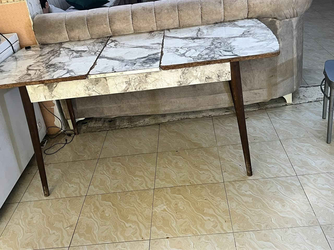 ديوان ١٠ نفرات اي عيب مابي فقط غسل يحتاجله للبيع مكانه اربيل شيخ احمد بيع مستعجل الي يريده ياخذه هسه ب٥٥ الف سعره قفل ***********
