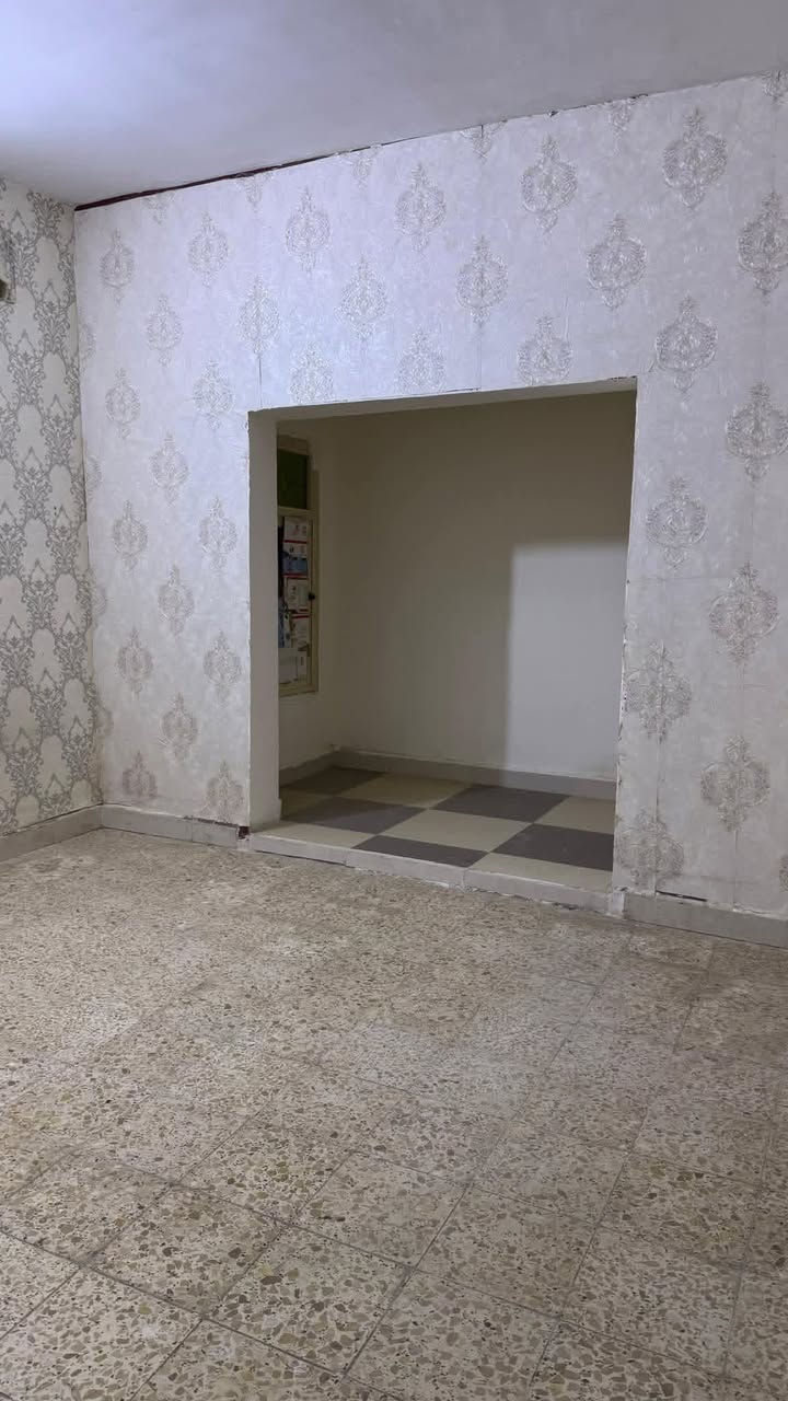 منزل كبير ونظيف للايجار يحتوي 3 غرف نوم كبيرة وتحتوي الغرف على دريسنك روم للملابس  وصالة واستقبال وحمامين ومطبخ وحديقة كبيرة وكراج يكفي سيارتين ويوجد مولد كهرباء كبير مجاني يشغل سبالت في الصيف وتدفئة في الشتاء بدون الحاجة الى شراء الامبيرات او دفع اجور مولد الكهرباء العنوان مركز سفوان مقابيل دائرة الكهرباء وبالقرب من مركز الشرطة
المساحة 300 بيت ركن  قرب الشارع العام ومول سفوان سابقاً. 
  الايجار 500,000 دينار عراقي
***********
