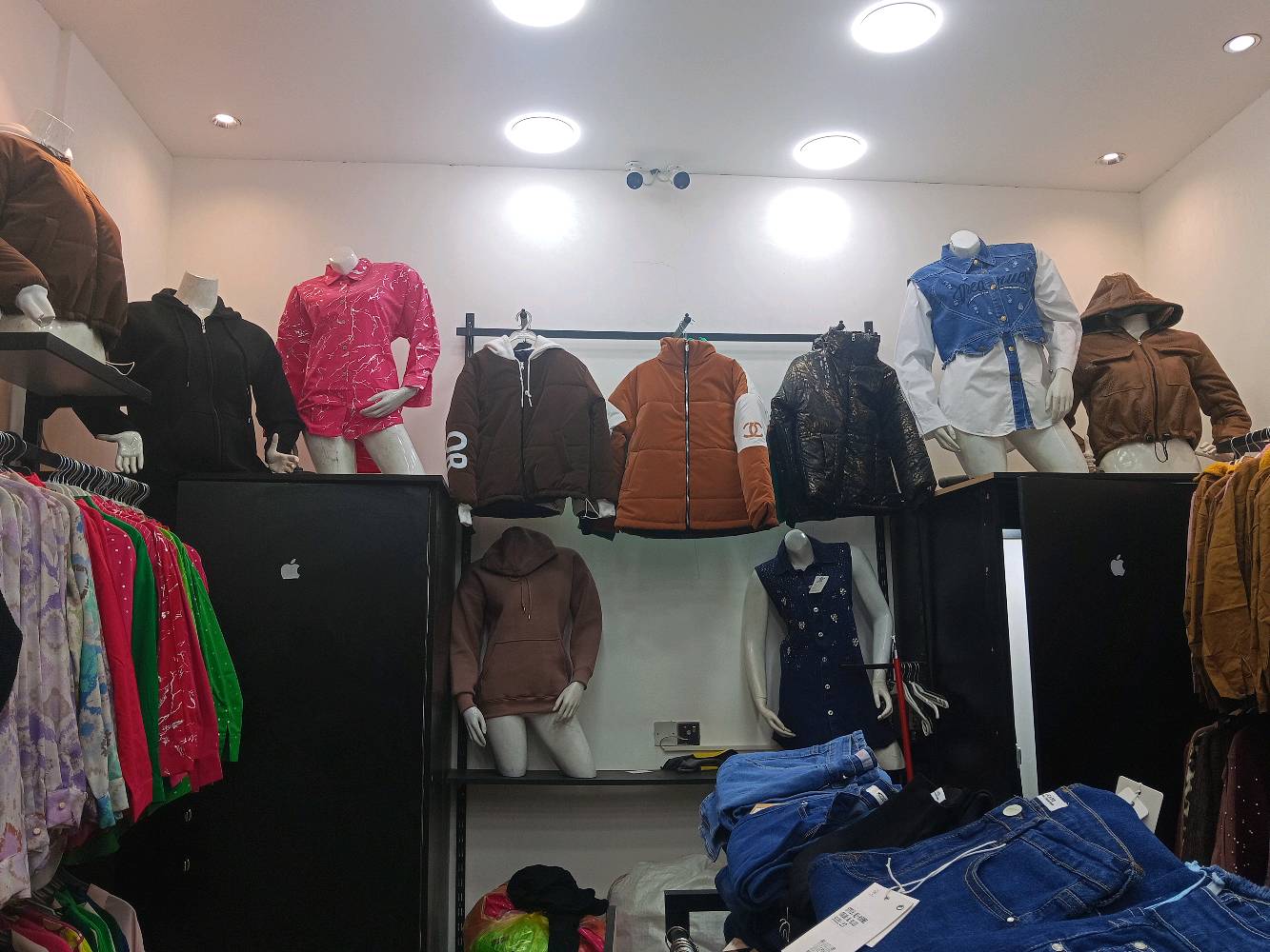 سعر القطعه 10 الاف دينار ويوجد توصيل لجميع المحافظات الحجز يتم عن طريق  مراسلتي على الواتساب رقم الواتساب *********** في حال طلب اكثر من قطعتين يكون التوصيل مجاني لجميع المحافظات