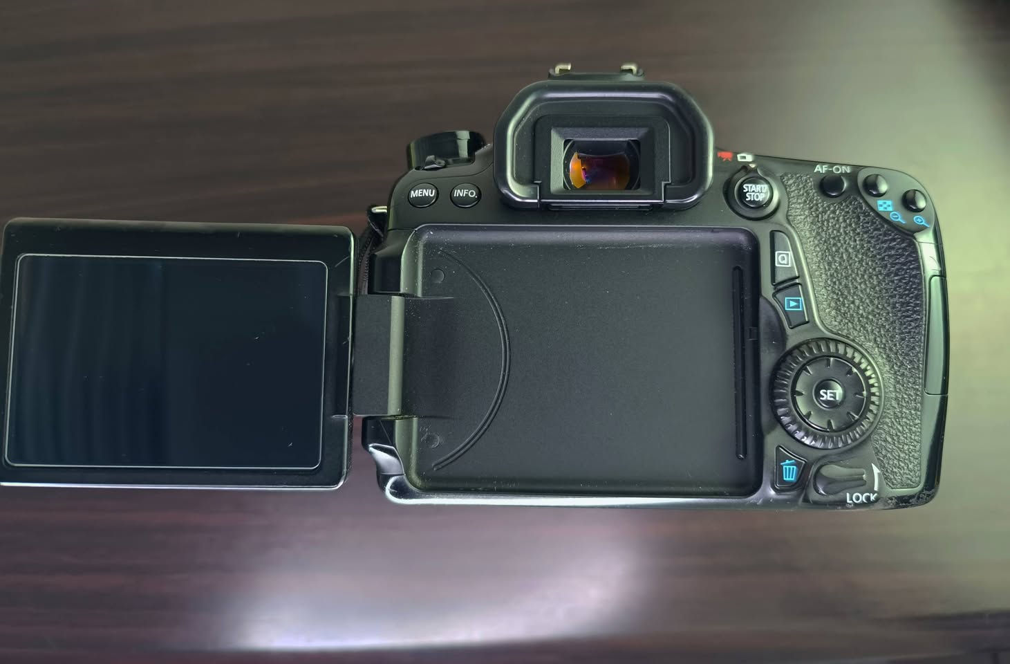 كانون 70d مع عدسه 18_135
كامره احترافيه وقويه بالتصوير
نضافه جدا عاليه 
عدسه زوم
كامل ملحقات
جنطه 
بطاريه اصليه
شاحنه 
حزام كتف 
غطاء عدسه
مانع توهج للعدسه
لزكه شاشه حمايه 
السعر قفل 650
مكاني كربلاء يوجد توصيل محافظات 
رقمي ***********
