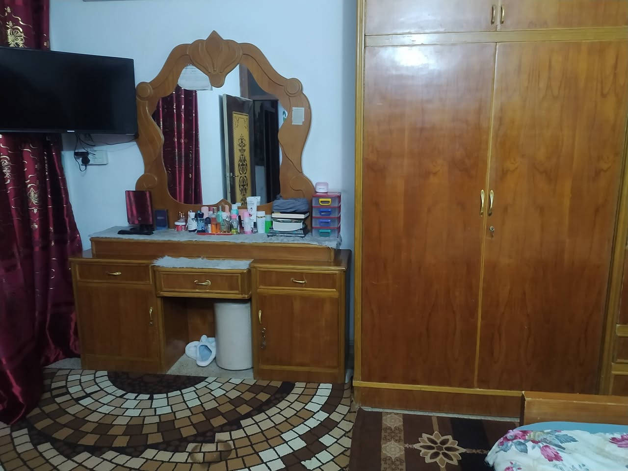 السلام عليكم
بيع غرفة تسكام ست ابواب طابقين ونظيفة كلش 
السعر 650 الف وبيه مجال 
اتصال *********** او التواصل خاص
