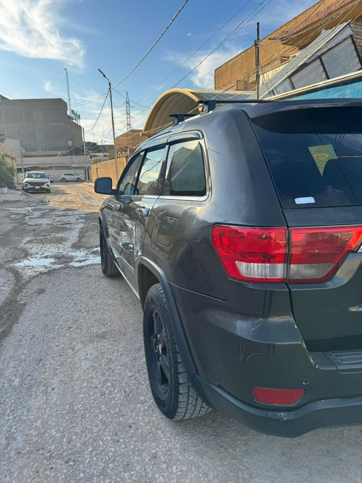 السلام عليكم جيب شيروكي موديل 2011
حادث جاملغ  وجنطه السياره كلش جديده جاهزه من كلشي
السعر 168 ورقه استفسار *********** مكان السياره حله شارع 40
