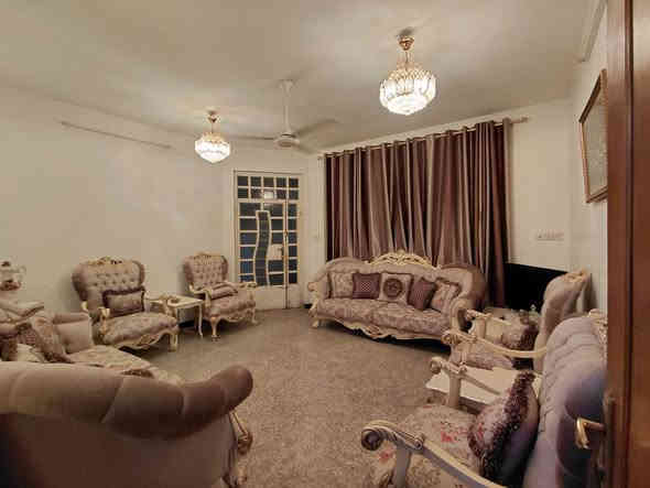 منزل للبيع في المنصور حي العربي 
واجهة 6.60 م مساحة 115 واقع حال بناء حديث في المنصور حي العربي مجاور حسينية المصطفى
طابق اول: استقبال + مطبخ مفتوح على الهول + غرفة نوم وحمام
طابق ثاني: 3 غرف نوم وحمام
طابق ثالث يوجد مخزن

للاستفسار بالتعليقات او الاتصال على الرقم ***********
