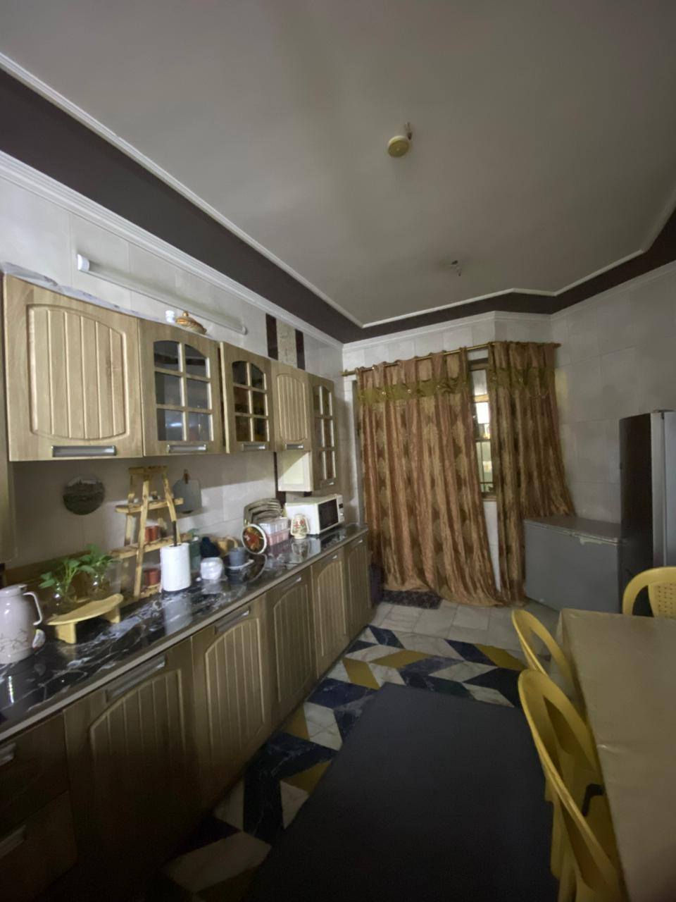 السلام عليكم دار للبيع العامريه مربع الأطباء قرب الشارع العام مساحه ٢٣٣م يحتوي ع ٤غرف وصاله ومطبخ حار بارد للاستفسار عن بقية التفاصيل ***********
