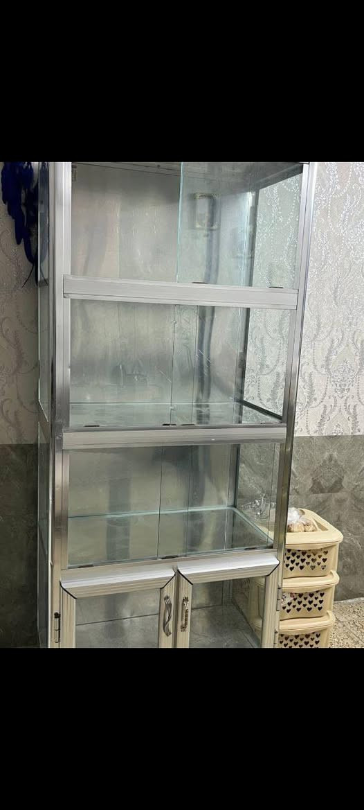 للبيع فاترينا زجاج عرض متر طول مترين عمق ٥٠سم  ***********
