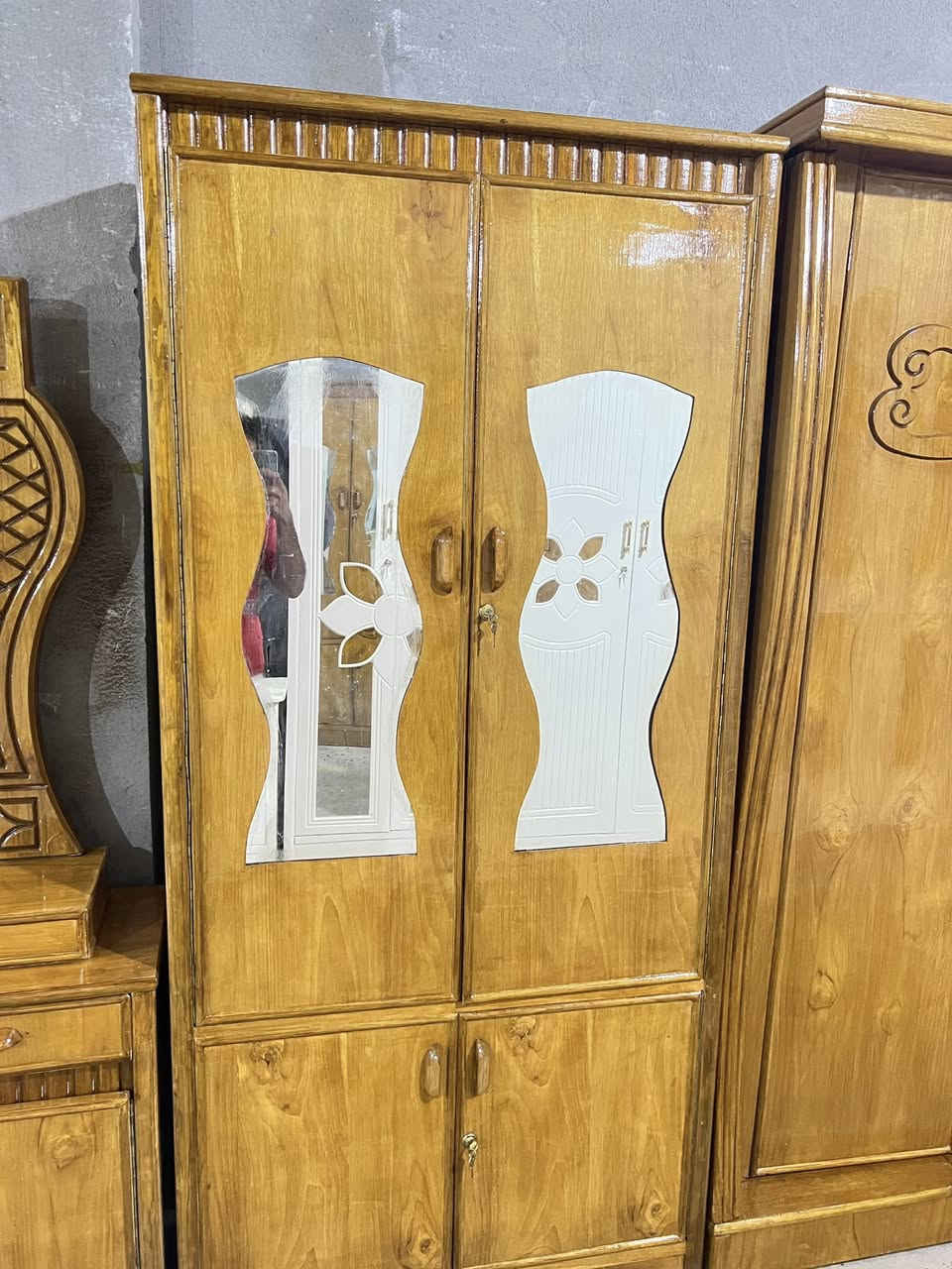 سلام عليكم غرفه نجاره صاج ام الخمسه مستخدمه نظيفه اخت الجديده العنوان الحله***********
