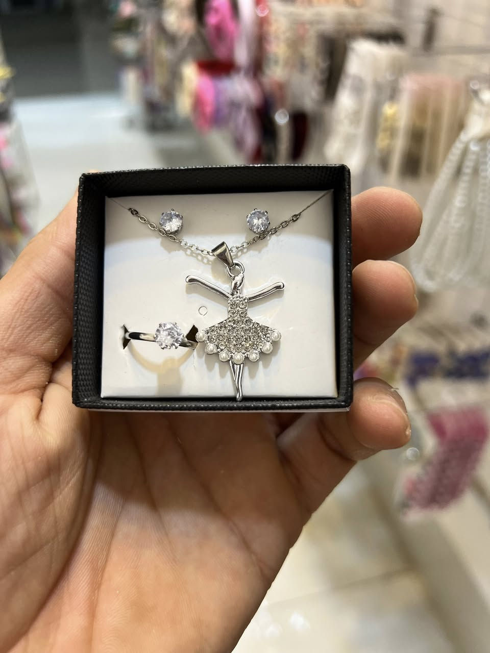 ---
لأجمل الإكسسوارات النسائية 💍💫

جديدنا وصل 🤍
قطع أنيقة – تصاميم عصرية – أسعار تناسب الجميع 🌸

كوني متألقة بكل مناسبة مع إكسسوارات الدر ✨

📱 للاستفسار والطلبات: [*********** ]

يوجد توصيل لجميع المحافظات
#explore #photography #fyp#اكسسوارات#مدارس
