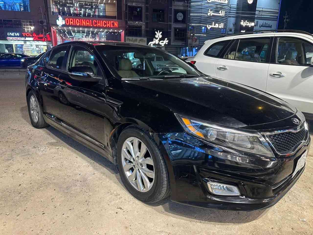السلام عليكم اخوان كيا اوبتما موديل 2014  فول مواصفات السيارة بنراما كشنات جلد تدفئة وتبريد  كهرباء مري شفط حساسات وكامرة السيارة فول الفول 
ضرر السيارة بنيد مصبوغ وجاملغ امامي مبدل نفس الون بدون صبغ يعني قطعة وحدة تبديل وحدة صبغ فقطط وللعلم الجاملغ مبدل اصلي مطابق نفس الون مية بل مية 
علية ادامة كاملة السيارة شنو يخطر ابالك  صدر امامي خلفي تخم تايرات باتري  منضومة مي وبانزين كاملة مكملة 
السيارة مناقصهة  برغي. 
قفلهة قفلهة ٩٨ ورقة قفل 
*********** 
مكان السيارة بغداد حي الجامعة شارع الربيع بغداد, العراق
