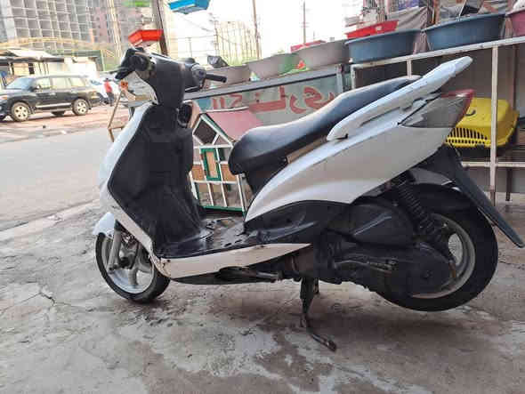 سلام عليكم سكنس نثيه ياباني سرعه 110دراجه مكفوله كفاله عامه صارلها 9اشهر نازله رمبه تقريبا نكره سلف وهندر بكل وقت مكينه خير من الله لاتبخير لانضوح لاتنقيص ناعمه شلعه معدل كهرباءيات كلها شغاله لايت زنون اشاره يمنه ويسره هورن دشبول بريكات  كيج بانزين دبلات دوشمه كله نضيف دراجه انكر سلف وطلع رايدها ب425وبيها مجال حق اجيه  مكاني بغداد البلديات لتواصل واتساب او اتصال *********** بغداد
