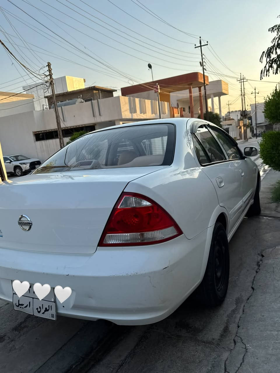 سلام عليكم 
نيسان صني مۆدێل 2009
تەنها دەرگای سایق کراوەتەوە و کەمێک ساردی هەیە هیچی تری پێوە نیە لێدراو سبوخ زەربە هەمووی بەشەرت 
گێر و مەکینە نەکراوەتەوە بەشەرت سەرف و بوخاری نیە 
رەقەمی کۆنە و دەفتەر بەنزینی هەیە 
تەحویل و غەرامە بەشەرت 
سعری 107 و مەجال 
***********
***********
