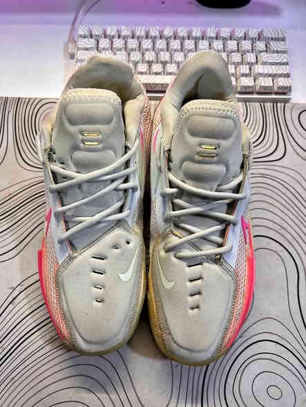 سلام عليكم نايك زوم اصلي  ڤيتنامي شرط ادك الباركود يطلعلك بلموقع ونفس القطعه نضافة مية بل مية وكاله اذا مو وكاله مرجوع يجي بي فتحات تهويه والطركه تجي جلاتين مناسب للصلات للجم قياس 43 طول قدم 27.5 ميلبس أكثر 
###القطعه مستخدمه نضافتهة مية بل مية زلغة مابيهة 
السعر 30 آلف قفل مع توصيل تصير 35 رجائاً 💜💜
عندي مشكله بل خاص راسلني واتساب او علق وأني اطبلك ***********
