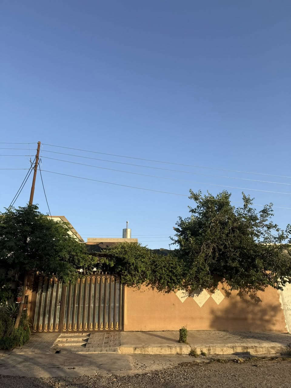 بيت للبيع المساحه 220 متر الموقع دور الشركه مجاور مستوصف الشركه متكون من  غرفه استقبال+3 غرف نوم + مطبخ + حديقه مقابل البيت السعر على خاص للتواصل عبر الأرقام التاليه 👇👇
***********
***********
