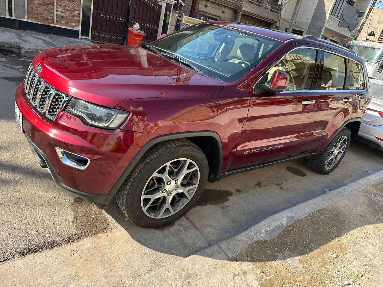 للبيع جيب كراند شيروكي
2019 خليجي لمتد بلاس السيارة بيها بارد بسيط بالجاملغ الامامي الباقي مكفول فول مواصفات 1/1 بنوراما جنطة كهرباء كشنات جلد خزن ميموري سستم صوت شاشات خلفية شاشة كبيرة تحكم ستيرن هيترات بالمري 
وضعيات قيادة مكينه 3600 رقم بغداد بسمي 
 تحويل ثاني يوم 
سيارة نظيفة وجاهزة ماشية 85 كيلو متر 
مكان السيارة بغداد 
السعر 275 وبيها مجال 
للاستفسار 
***********
