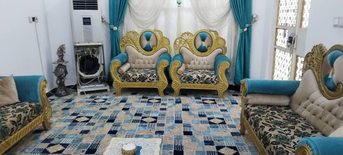 السلام عليكم.. تخم ونص قنفات شغل بغداد 15 مقعد نظيفات اخو الجديد السعر 750 الف بدون طبلات العنوان البصره شط العرب الكباسي للإستفسار ***********
