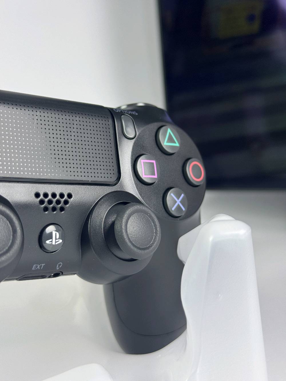 يد تحكم لاسلكية PS4 DualShock 4

مع ضمان لمدة سنة

استمتع بتجربة لعب مريحة ودقيقة مع يد تحكم DualShock 4 المتوافقة مع جهاز PlayStation 4. تتميز بتصميم مريح، أزرار استجابة سريعة، وعصاتي تحكم تناظريتين تمنحان تحكماً سلساً أثناء اللعب.

المميزات:

اتصال لاسلكي عبر البلوتوث.
لوحة لمس (Touch Pad) مدمجة.
أزرار SHARE و OPTIONS.
مكبر صوت مدمج.
بطارية قابلة لإعادة الشحن.
منفذ Micro USB للشحن.
تصميم مريح للاستخدام لفترات طويلة.
متوافقة مع أجهزة PS4 وبعض أجهزة الكمبيوتر.

محتويات العلبة:

يد تحكم لاسلكية DualShock 4.
كيبل شحن USB.
علبة المنتج.