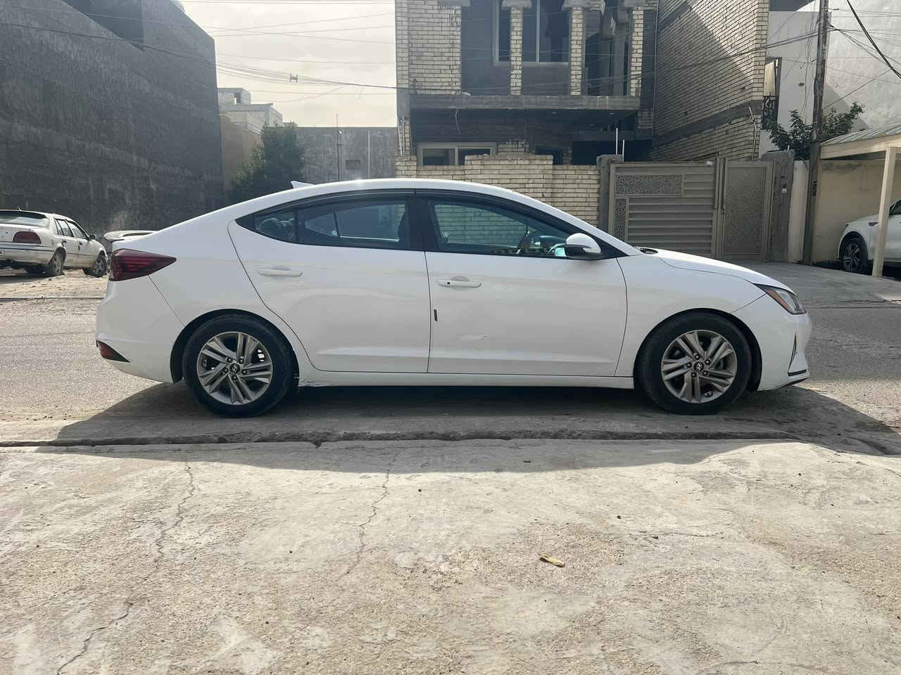 السلام عليكم
ELANTRA 2019  
وارد كندي رقم بغداد 
سعة المحرك : 2000 
عداد المسافة : 110 km 
كلين تايتل بدون قطرة صبغ 
طخة بالبنيد وممصلحة ع وضعها البلادي + صور الحادث ورقم الشاصي بالمنشور 

المواصفات ؛
_ بصمة تشغيل + بصمة ابواب
_ فتحة سقف 
_ شاشة كبيرة 
_ مانع تصادم 
_ نظام النقطة العمياء 
_ تحديد مسار 
_ كشنات تدفئة 
_ كشنات جلد 
_ هيتر ستيرن 
_ عازل حراري عمل
وبقية المواصفات الاعتيادية 
السيارة جديدة والكير AT 
المرغوب 
السعر 138 وبي مجال جداً بسيط 
الشراي يتصل ع الرقم 
*********** 
مكان السيارة بغداد العامرية
