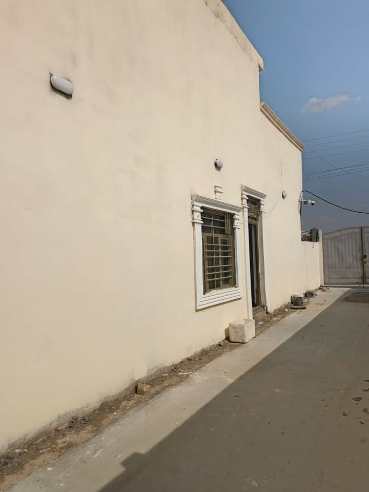 دار ل بيع مساحه 700 متر
يحتوي عل بيتين 
بيت مساحه 120 متر كامل فول تريده ويه ل ثاث او بدون اثاث 
ول بيت ثاني مساحه 200 متر هيكل عضم
ارضيه رفت بناء درجه اوله حته السياج رفت 
ماء كهرباء 24 ساعه 
 تيل مال كهرباء بل باب
البيوت لبصفك كله نص دونم او 500 متر 
سند 25 طابو تحويل 
الموقع بغداد الكرغوليه السايد الواحد
ملاحضه التصوير هاذه قدم البيت كامل
حته الحديقه مزروعه ثيل تخبل 
وبيه قفاصه ثنين مال حيونات 
هديه ويه بيت 
رقم التلفون ***********
