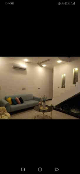 السلام عليكم.. دار للبيع مكون من طابقين يحتوي على ثلاثه غرف نوم وصاله وحولي عدد ٢ ومطبخ وحمامين.. ٩٠ متر زراعي ابو طياره مدخل شركة المراعي للاتصال ***********
