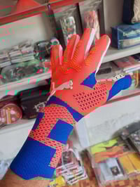 قفازات درجه اولى شركة بوما  قياس 8 - 9 - 10 سعر القطعه 30 واتساب 07810...