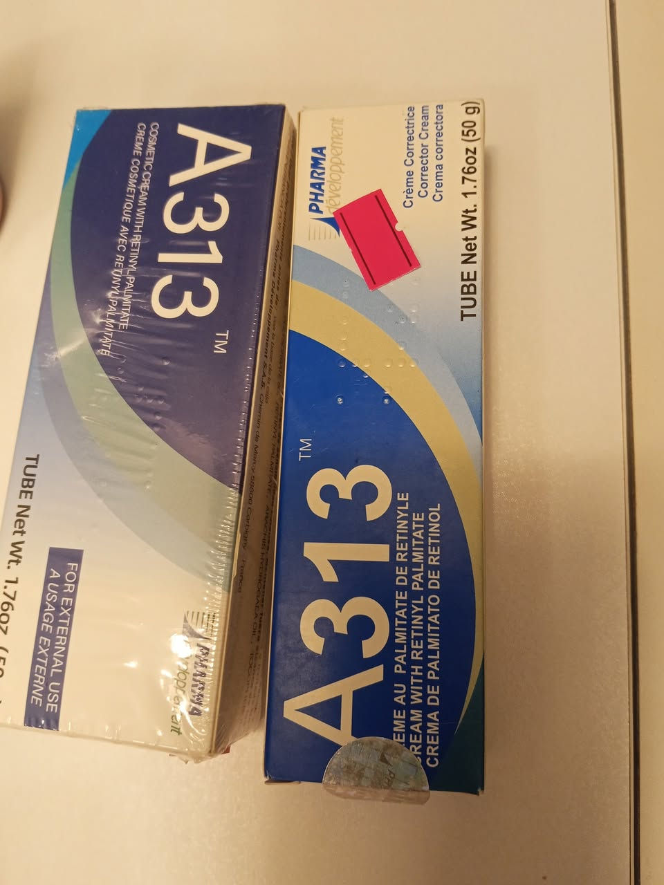 A313 Vitamin A Pommade – كريم الريتينول 
متوفر نوعين الاصدار القديم والجديد

بلد المنشأ: فرنسا 🇫🇷 

الحجم:50g

كريم علاجي شهير يحتوي على ريتينول بالميتات (فيتامين A) بتركيز فعّال يساعد على تجديد خلايا البشرة وتحفيز إنتاج الكولاجين لتحسين الملمس وتقليل الخطوط الدقيقة والتصبغات. يتميز بتركيبته الغنية التي تعمل على تحسين مظهر البشرة الباهتة وتوحيد لونها مع الاستخدام المنتظم.

✔️ يحتوي على فيتامين A المعروف بقدرته على تجديد البشرة.
✔️ يساعد في تقليل التجاعيد والبقع وتحسين الملمس العام.
✔️ مناسب للاستخدام الليلي على الوجه والرقبة.
✔️ تركيبة فرنسية فعّالة تترك البشرة ناعمة ومتوهجة.


**إذا كنت صاحب هذا الإعلان وتريد حذفه لأي سبب، رجاءا أرسل رسالة إلى الدعم الفني**