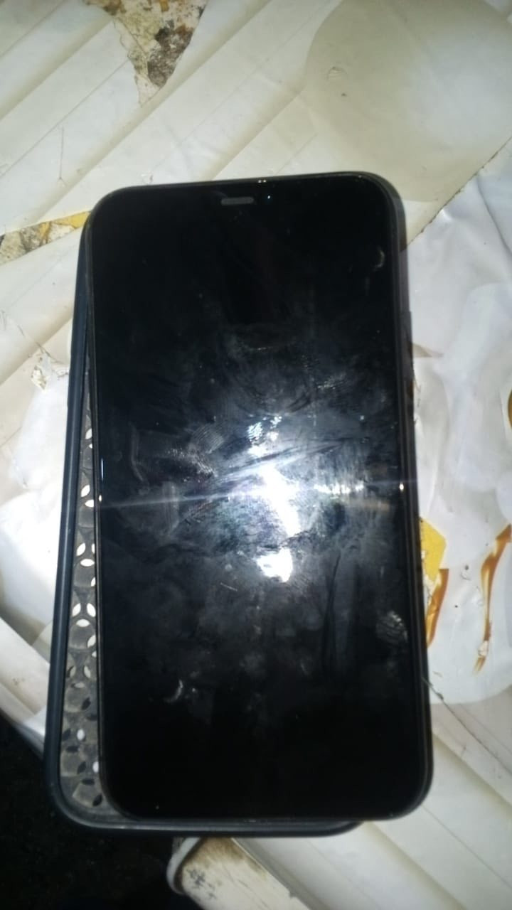 آيفون 11عادي ذاكره 128بطاريه 80 كلشي مابدل بي فقط بس ضهر مكسور ***********
