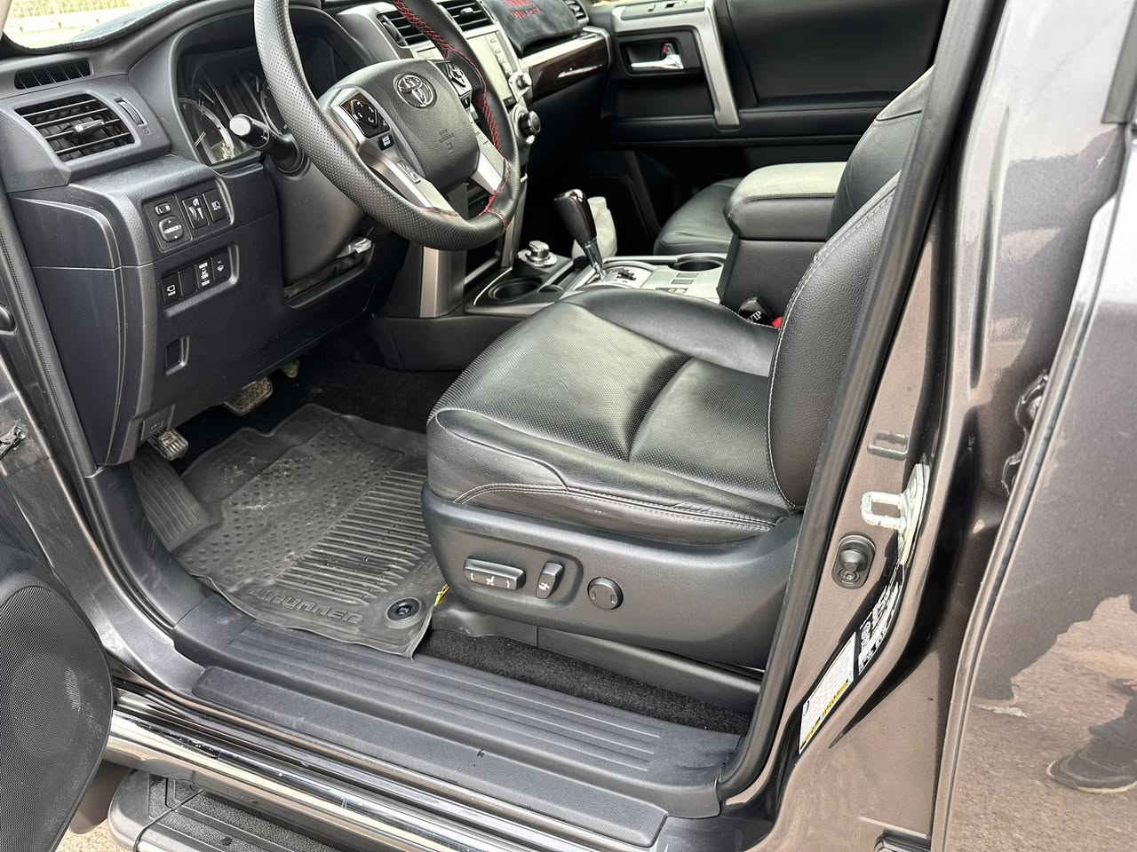 للبيع تويوتا فوررنرموديل 22 السياره ليمتد 7راكب فورويل السياره كلين مكفوله كفاله عامه رقم اربيل بأسمي ماشيه 29000الف ميل السعر 39 الف للاتصال ***********
