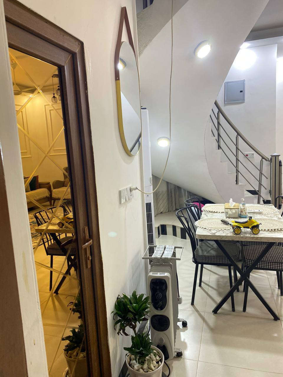 🏠 بيت للبيع – حي الزيتون بصف (ركن) خارطه كلش حلوه بناء درجه اوله شارع ٢٠ تبليط
📐 المساحة: 150 متر

🏗️ البناء: طابق واحد – بناء حديث 

الطابق الثاني فقط صاله

✨ المواصفات:

• 2 غرف نوم  وحده سويت 

• استقبال سويت 

• حمامات عدد3

• مطبخ حار او بارد

• صاله كلش حلوه 

• بيت نضيف جداً ومتعوب عليه

• موقع بصف الركن مميز – حي الزيتون شارع 20  مجاور مكتب عماد.  قرب اسواق الجوادين 

💰  مطلوب50 للاسكان التسديد الشهري 272  مع تبديل الكفيل 

📞 للاستفسار: ***********
