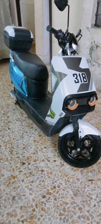 للبيع  دراجه شحن 318 مواصفات معروفه  6 باتريات  4 نمرات  سرعه 85  قفل ...