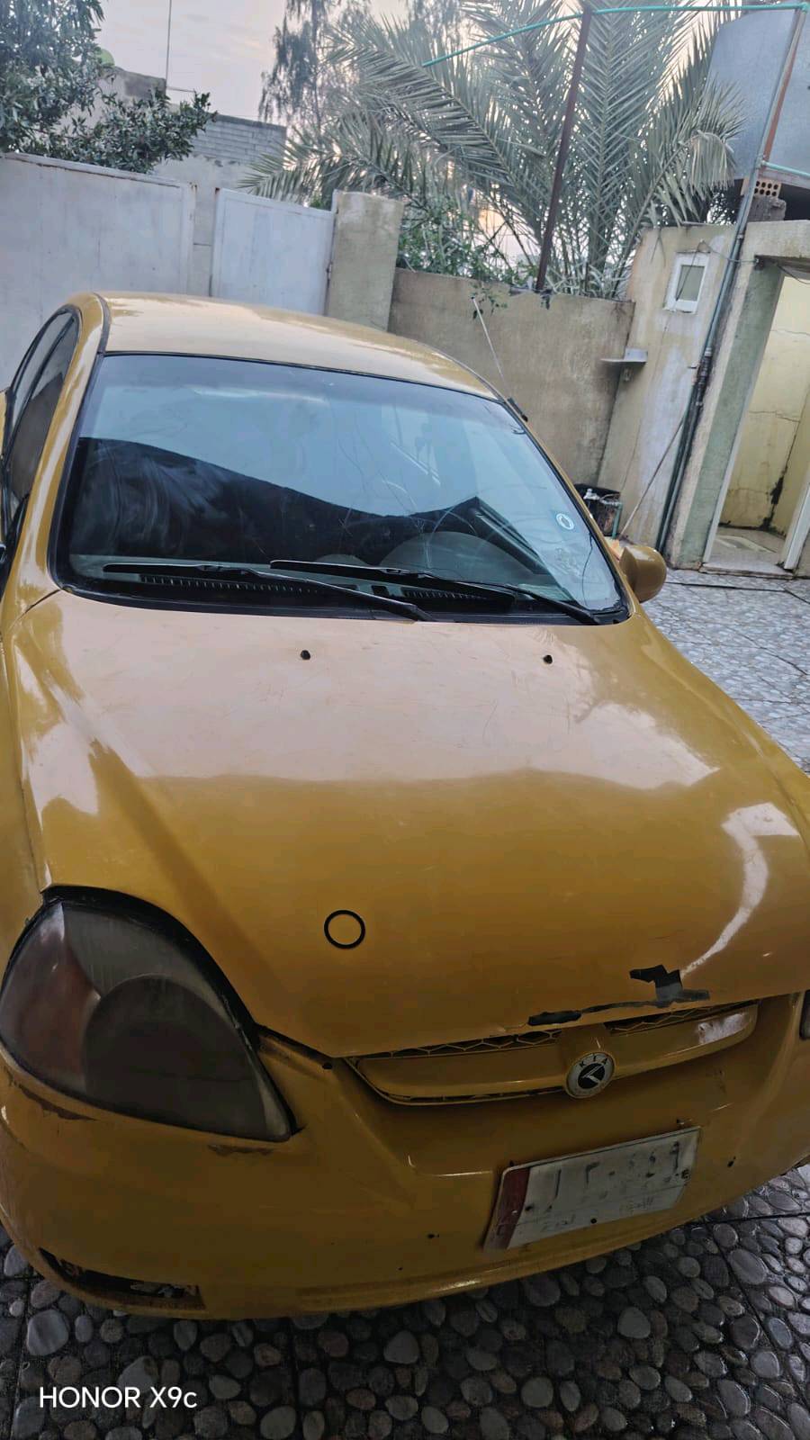 سيارة كيا موديل قديم متوفرة للبيع. السيارة بحالة جيدة، مناسبة للاستخدام الشخصي أو للسفر اليومي. الصبغ الخارجي أصفر ولكن هناك بعض العلامات على الهيكل الخارجي. السيارة نظيفة من الداخل مع مقاعد مغطاة بشكل جيد. السيارة مسجلة وجاهزة للنقل الفوري. للاستفسارات، يرجى التواصل معي.