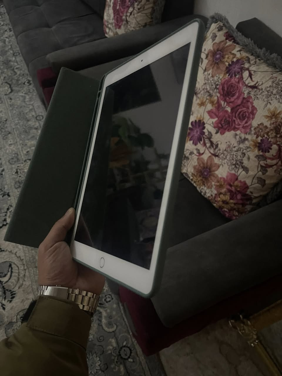 سلام عليكم ايباد 7 ايفون نضيف ذاكره 32 بعده جديد الجهاز سعره ١٥٠
***********
