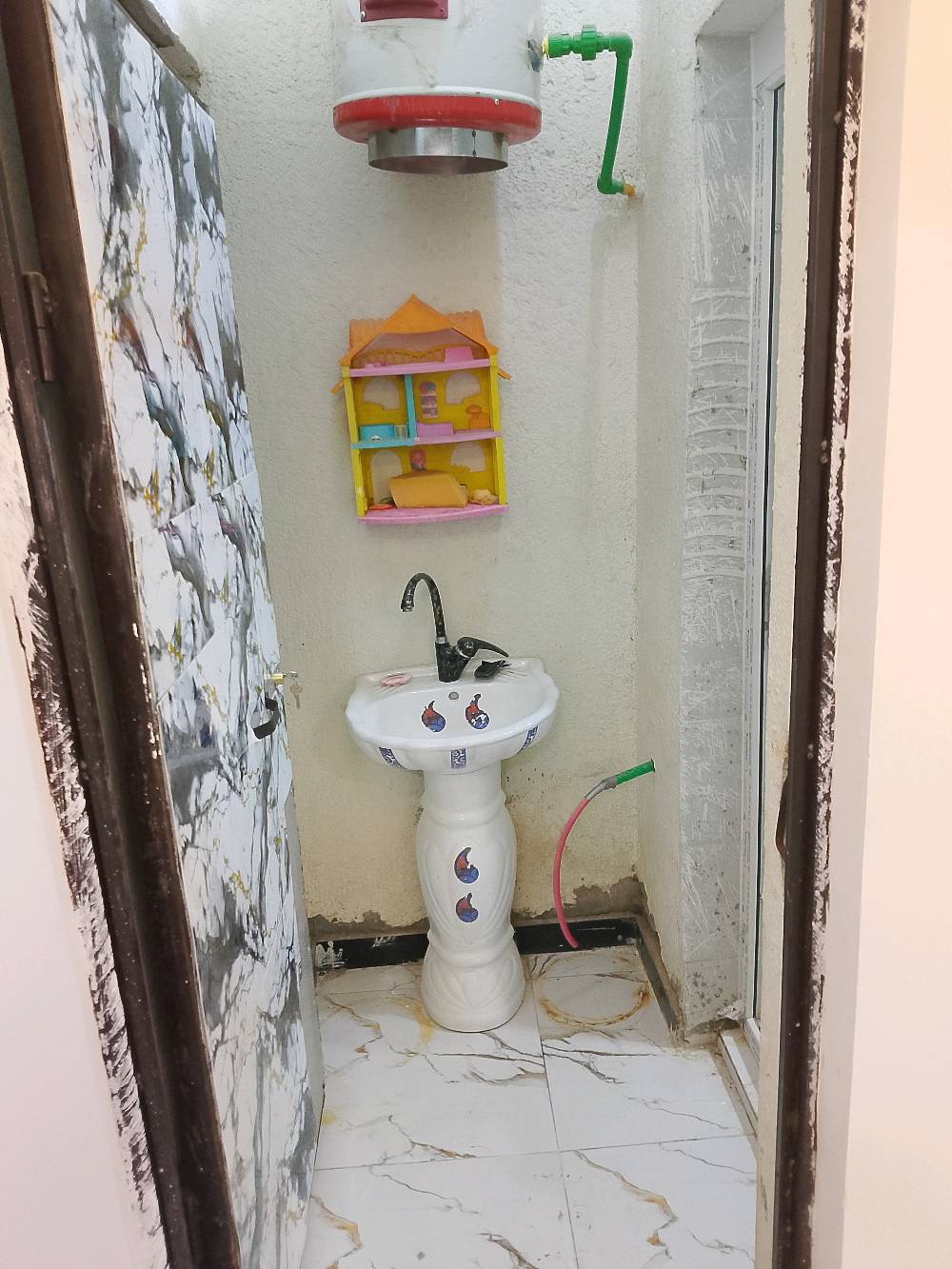 السلام عليكم توفر بيت مساحة 150 متر البصره الجزيرة شارع فيروزيه عدد غرف2 بيت مرتب تعال وشوف بعينك