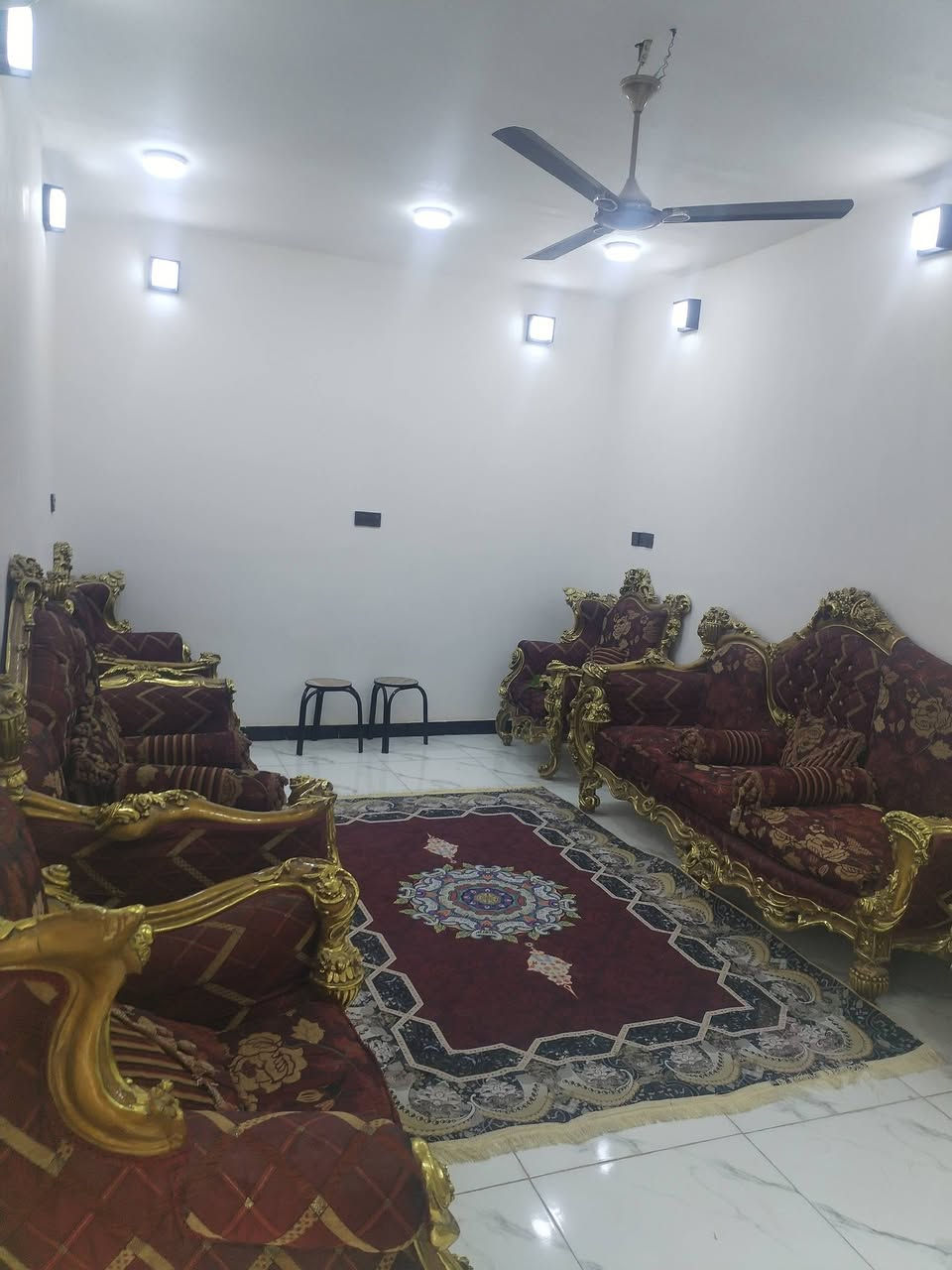 بيت للبيع حي العسكري شارع 30 بناء جديد بدايه ٢٠٢٥ المساحه ٢٢٢متر يحتوي على غرفتين وصاله كبيره ومطبخ واستقبال وصحيات داخليه وخارجيه وحديقه وكراج سياره الاتصال على الرقم ***********

