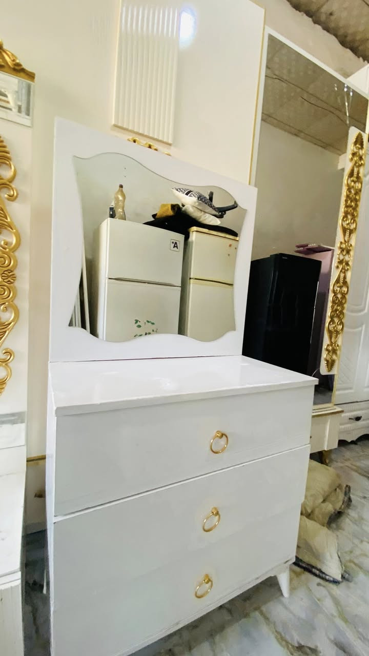 لبيع غرفه نوم بيها ضرر بسيط سعره 375 واتساب ***********
