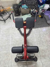 جهاز تمارين لعضلات البطن اصلي حديد ثقيل يتميز بمساند مبطنة باللونين ال...