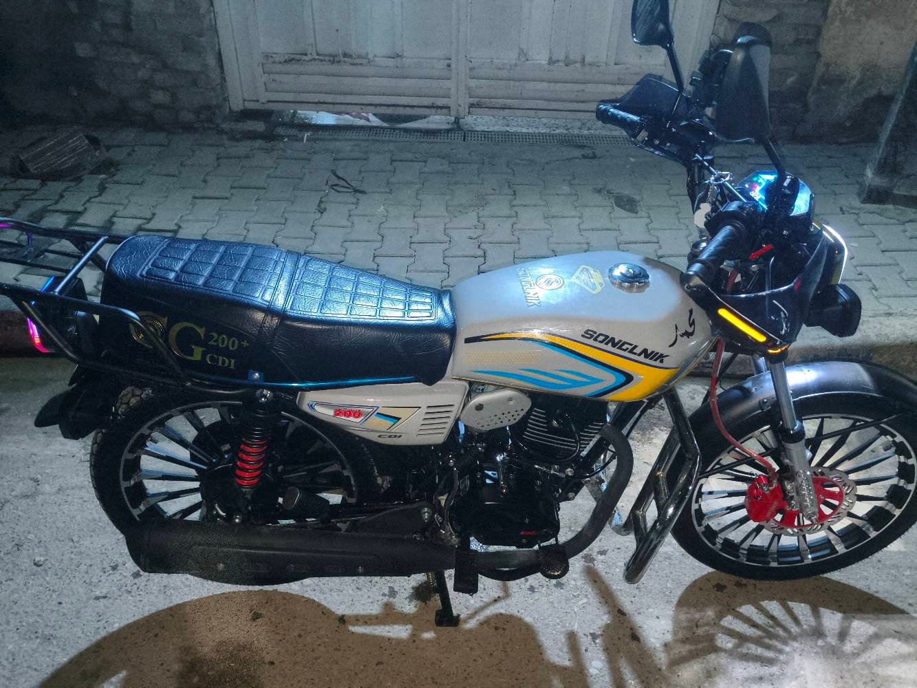 دراجة نار جديدة للبيع من نوع Sonclini، موديل 2026. تتميز بمحرك 200 سي سي قوي ومقاعد مريحة، بالإضافة إلى لوحة تحكم إلكترونية حديثة. مثالية للقيادة في المدينة أو الرحلات الطويلة. الإضاءة الأمامية والخلفية LED لزيادة الأمان أثناء القيادة في الليل.