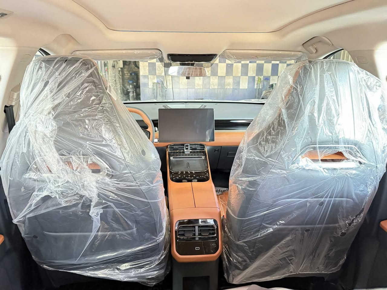 سوئيست S06 1.6L LUXURY🚘🚘
✅موديل 2026 /1600 تيربو لون اسمنتي ✅ماشية300 كيلو فقط مسافة الترقيم ضمان 10 سنوات من شركة هرلم 

✅شاشة ترفيه 15.6 ويل 19 + فتحة سقف بانوراما بطول 1.1 متر. أنظمة الأمان: 6 وسائد هوائية، ABS، ESC، حساسات خلفية، تحذير من التصادم الخلفي مقعد سائق كهربائي، تبريد بالثلاجة، شاحن لاسلكي، تشغيل عن بعد، دخول ذكي كاميرات 460 درجه أوتو هولد، مساعد صعود ونزول المرتفعات، أبل كار بلاي وأندرويد أوتو لاسلكي، 8 سماعات. بعد كلش هواي موصفات  
سياره صار سبوعين ماخذيها من شركة بلكارتون سعر مناسب
👈العنوان _ بغداد _ ***********
