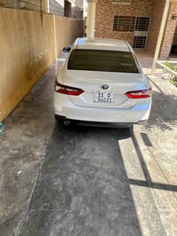 كامري موديل ٢٠٢٤ هايبرد وكالة عبد الطيف ماشية 68 ألف السيارة بدون فتحة...