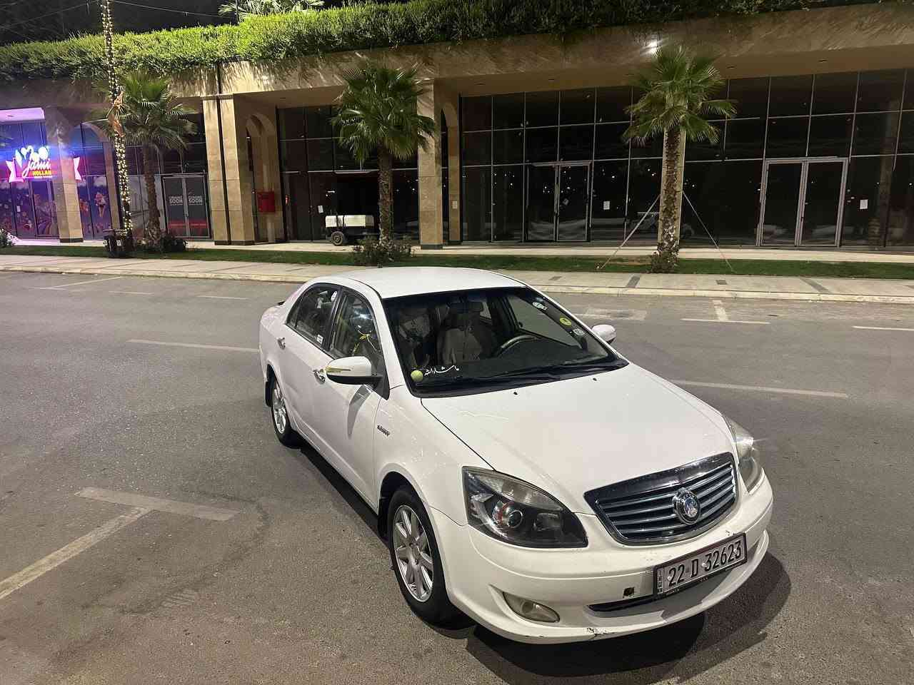 سلام عليكم ورحمة الله وبركاته 
سيارة جيلي موبل ٢٠١٣ 
كير ومحرك كورلا 
سنويه جديد لحد ٢٠٣٠ وبيه بطاقة بنزين 
صبغ فقط باب سكن والباقي شرط 
تبريد وصدر واطارات جديده 
سياره احلى من الصوره 
سعر ٦٥ ورقه 
***********
