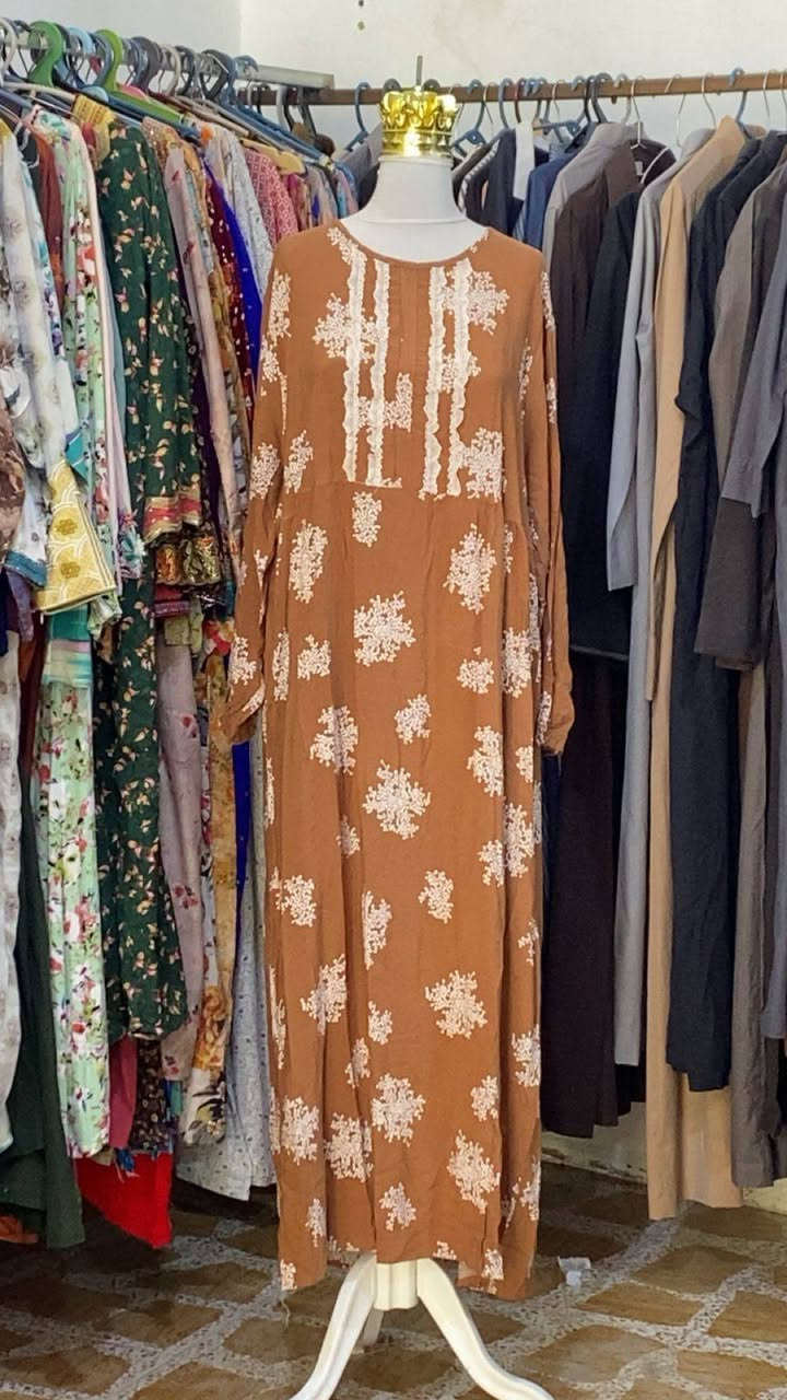 السلام عليكم وجبه جديده ودشاديش ومخاوير وكل قياسات موجوده ونظافه فول وتدللون علينه العنوان بهرز خلف السوك عماره حجي خلف وللاستفسار على رقم ***********
