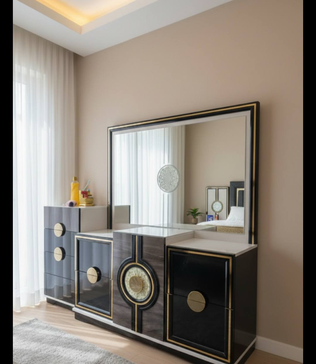 السلام عليكم غرفه تجنننن تركيه ٨ قطع مع مرايا طويله اضافيه ضامتها ضخمه ونازكه بنفس الوقت
شكد تنطي بيها اخذها وبلعافيه  لأن اريد انتقل مستعجله عليها 
 ***********
