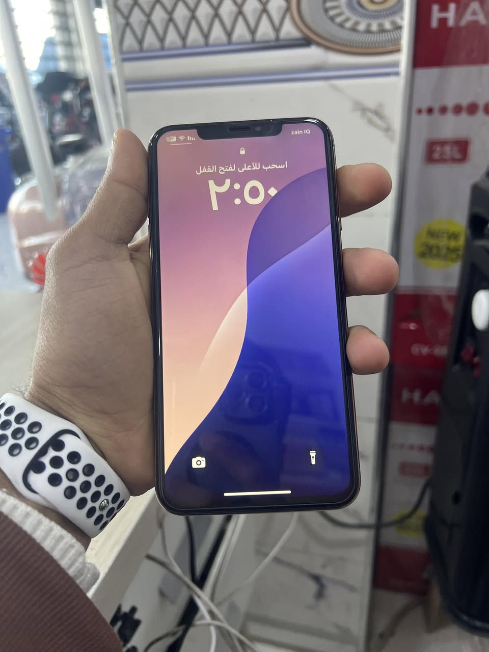 السلام عليكم ايفون اكس ماكس 256 مبدل بطاريه فقط دبل خط خطين يعني مو واحد كله شغال سعر 175  وهذا رقمي ***********
