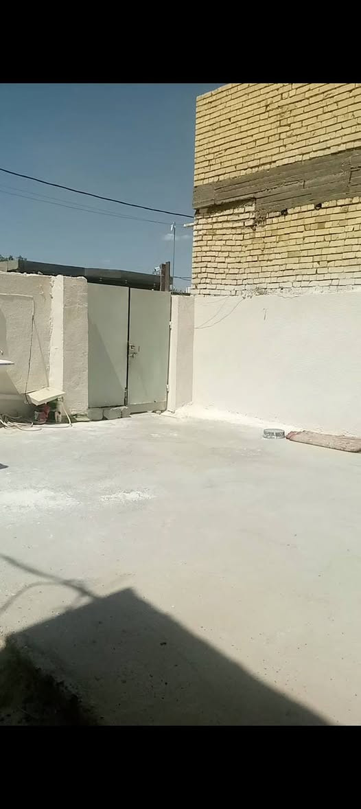 اسلام عليكم دار للبيع المساحه 160متر يتكون من غرفه وصاله ومطبخ وصحيات وطارمه العنوان طريق ابو الجاسم حي الانوار قريب الشارع ***********الشراي يتصل
