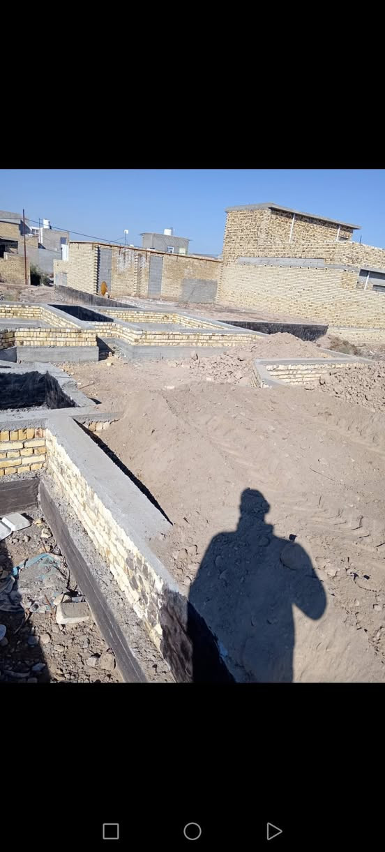 قطعه ارض للبيع ٢٠٠ متر بناء بتلو مدفونه كاملة الكوت الجديده شارع الأقواس ***********
