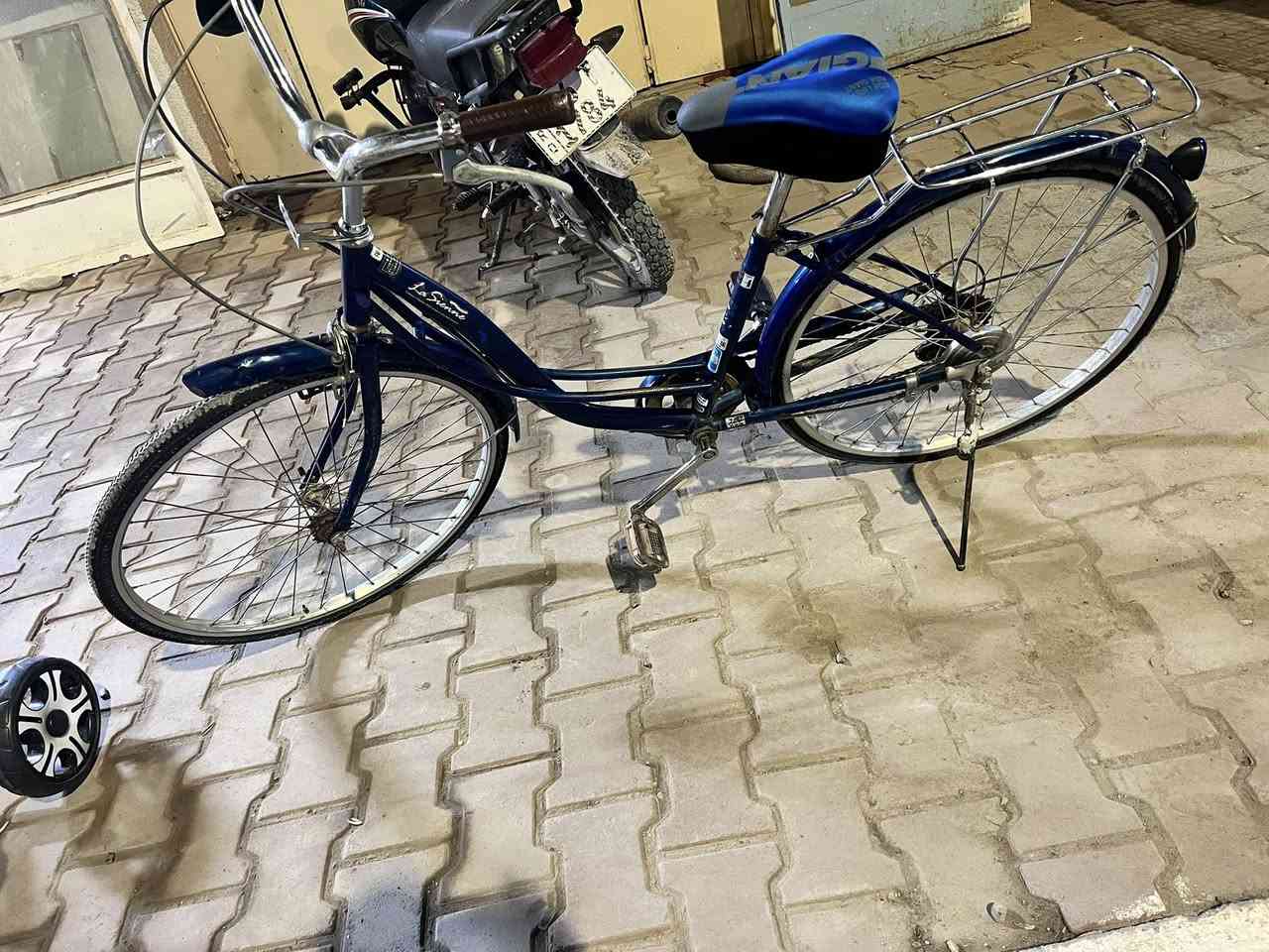 بايسكل موزة للبيع
لون مميز كير  حجم ٢٦
مكاني تكريت القادسية شارع جليل القصاب 
للتصال ***********
السعر 65الف و بي مجال
