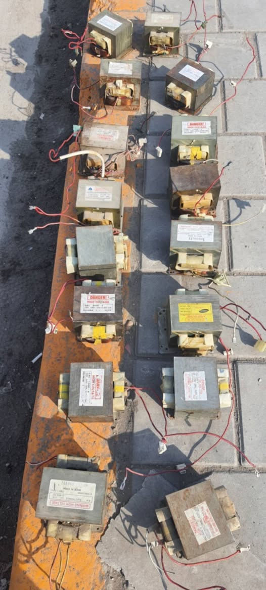 متوفر محولات مايكرويف تاخذ شرط الشغل (تكدر تحورها ماكنه لحام نقطي
( او شاحن بطاريات سيارة بأمبير عالي )
وتكدر تسويها مكينة لحيم ولدن .. الي يحتاجهن يدخل خاص اصدقائي ..


**إذا كنت صاحب هذا الإعلان وتريد حذفه لأي سبب، رجاءا أرسل رسالة إلى الدعم الفني**