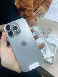 15 برو ماكس ذاكرة 256 بطارية 89 سعره700 كلشي ممبدل بي 07811555586